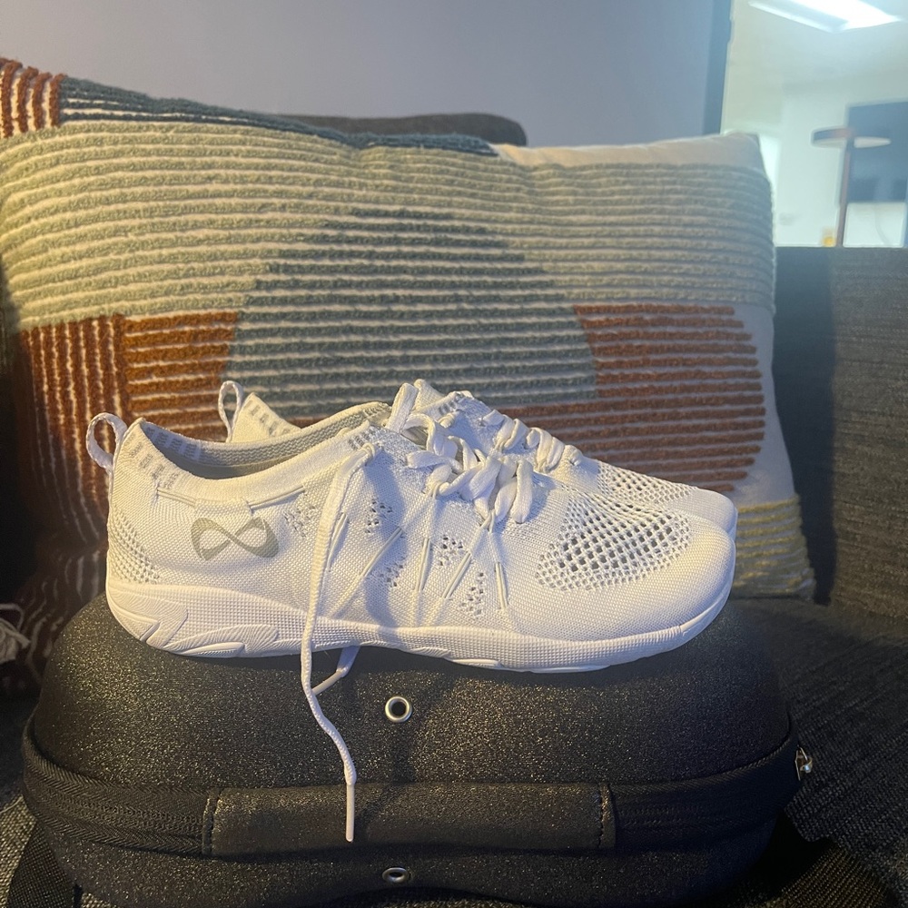 Nfinity Flyte Cheer Shoes, white size 5.5